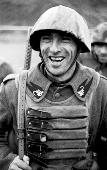 File:Bundesarchiv Bild 101I-307-0768-20A, Italien, italienischer Soldat.jpg