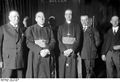 Bundesarchiv Bild 102-00240, Berlin, Nuntius Pacelli und Bischof Deitmer beim Radio.jpg