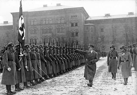 Hitler passant en revue une formation de la « Leibstandarte », Berlin, décembre 1935.