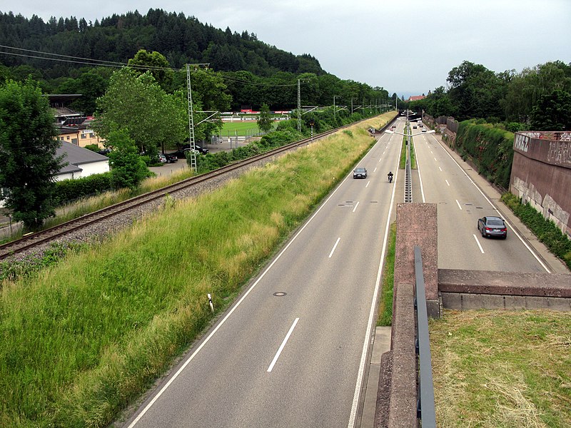 File:Bundesstraße 31 in Freiburg-Waldsee an der Fußgängerüberführung Bergäckerstraße mit Höllentalbahn 1.jpg