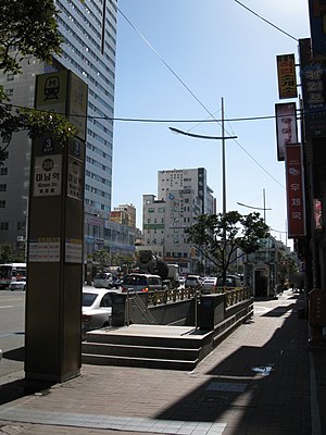 Busan-metrô-309-Minam-station-3-entrance.jpg