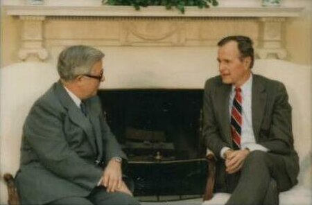 Howe with US president George H. W. Bush in 1989