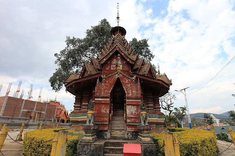 File:Busu02 Jingzhen Temple Menghai.jpg