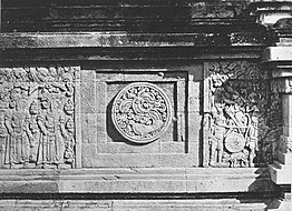 Two men (right) are lifting the gong depicted on the 13th-century temple reliefs at the Candi Induk, Panataran temple complex in East Java, Indonesia COLLECTIE TROPENMUSEUM Bas-reliefs op de Candi Induk Panataran tempelcomplex TMnr 60037389.jpg