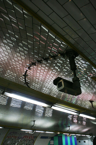 File:Camera Paris metro St-Michel mg 4513.jpg