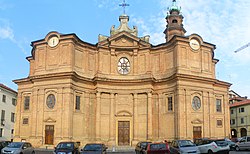 Carignano - facciata del Duomo dei S.S. Giovanni Battista e Remigio.jpg
