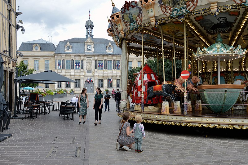File:Carousel at Place Maréchal-Foch, Troyes.jpg