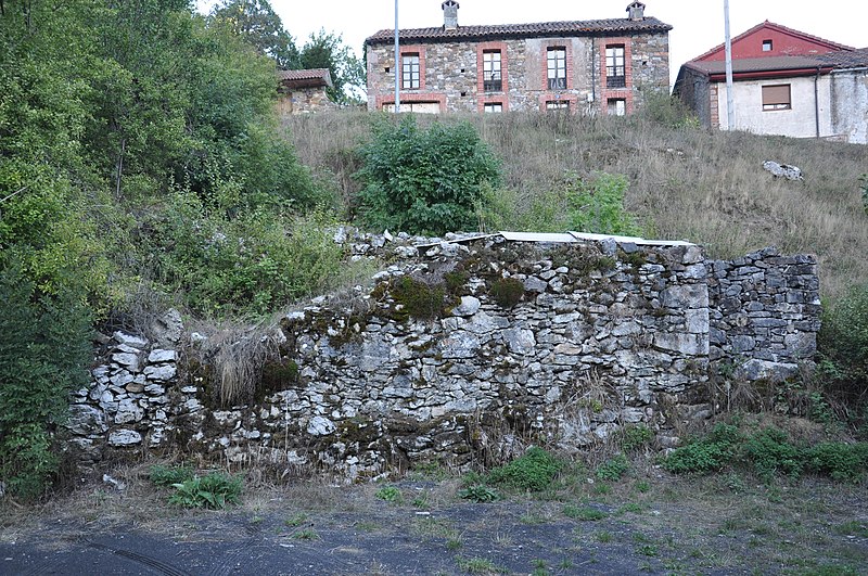 File:Casa arruinada en Genicera.jpg