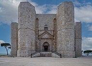Кастел дел Монте, стара крепост в Пулия, Италия, изпълняваща ролята на Библиотеката във филма на Жан-Жак Ано