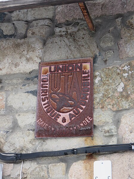 File:Chénelette - Ancienne plaque Union touristique automobile (fév 2018).jpg