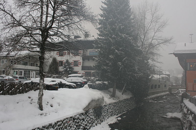 File:Chalet hotel, Prinzgauerhof, Hinterglemm (8451924570).jpg