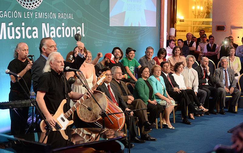 File:Chile - Los Jaivas celebran Ley de emisión radial.jpg