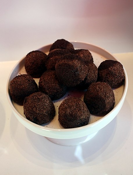 File:Chocolate truffle - Godiva 01.jpg