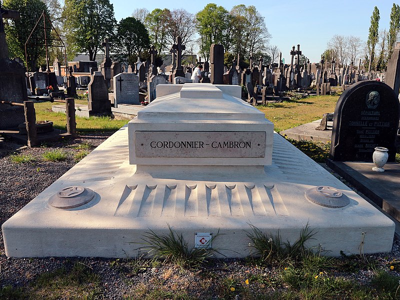 File:Cimetière d'Haubourdin — Concession Cordonnier-Cambron.jpg