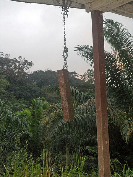 File:Cloche d'école au Cameroun (1).jpg