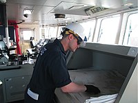 De kustwacht inspecteert het eerste containerschip dat de Grote Meren binnenvaart 140419-G-ZZ999-002.jpg