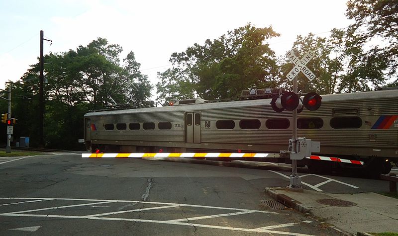 File:Commuter train in New Providence NJ.jpg