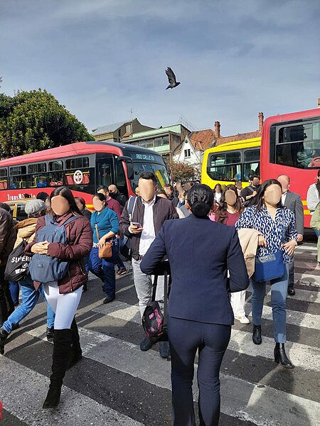 File:Congestión en el transmilenio calle 72.jpg