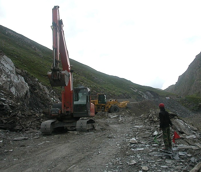 File:Construction of Karakorum Highway in August 2005.jpg