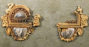 Boucles d'oreilles en or, agate et cristal de roche. VIe-Ve s. av. J.-C. (inv. 13551, 13552)
