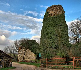Corcondray, la tour ruinée de l'ancien château.jpg