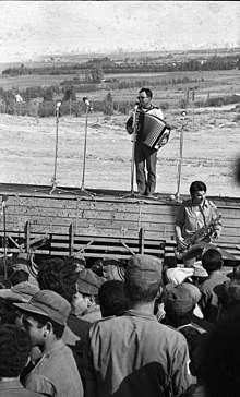אפי נצר מופיע בפני חיילים, 1969