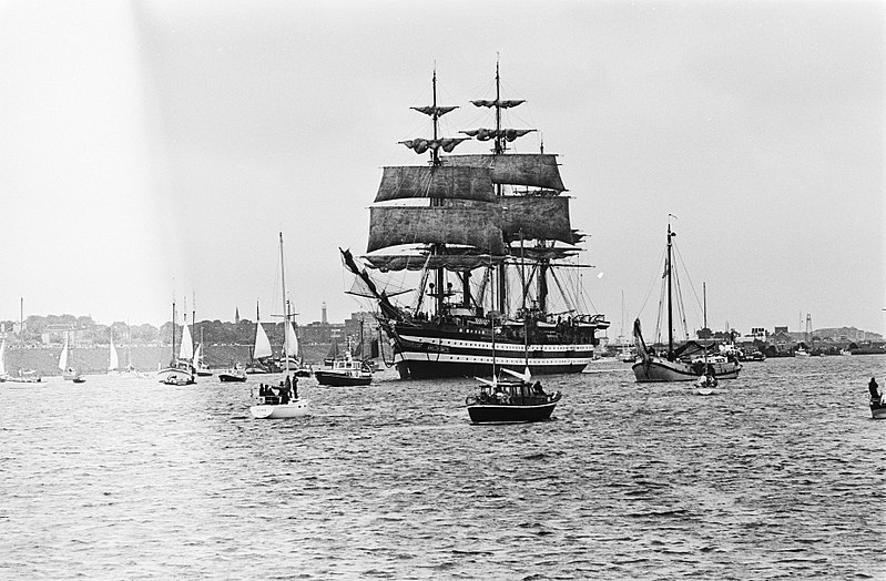 File:De Amerigo Vespucci op het Noordzeekanaal, Bestanddeelnr 930-9511.jpg