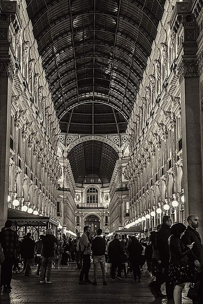 File:Dentro la galleria Vittorio Emanuele, il salotto più in di Milano.jpg