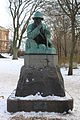 "Det lider mot skymning", skulptur af Aron Jerndahl 1902, støbt i bronce af Otto Meyer Fud., Stockholm. Skænket af Legatet Albertina og opstillet i 1904 i Østre Anlæg, indgangen ved Sølvtorvet, København, Danmark.