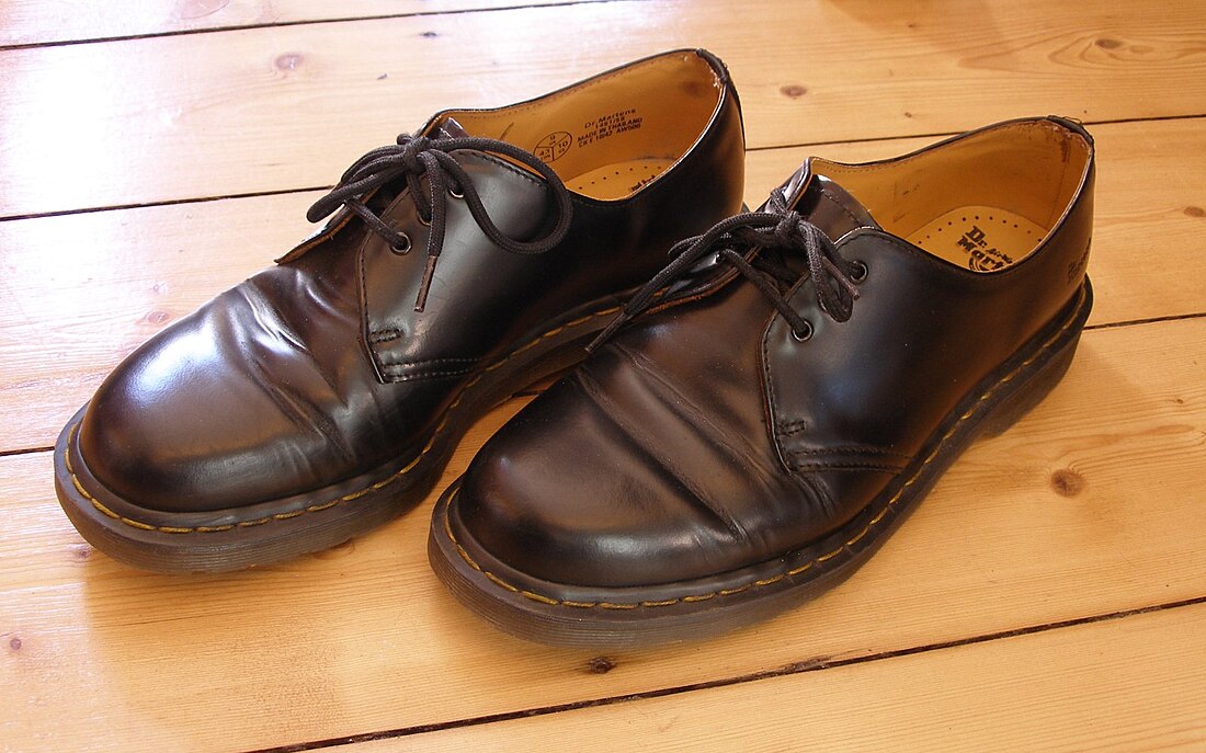 File:DocMartensHalbschuhe.jpg