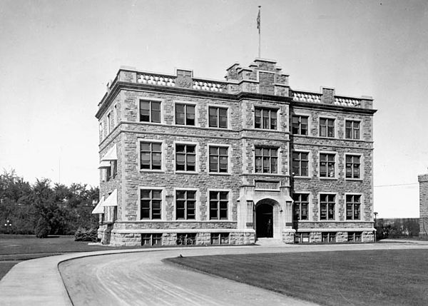 The Public Archives of Canada building in 1923, prior to its 1925 expansion. The institution was housed at 330 Sussex Drive from 1906 to 1967.