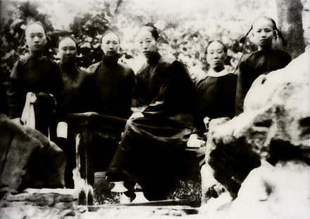 Empress Longyu with five eunuchs; Zhang Lande is third from the left.