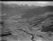 Aerial view from 600 m by Walter Mittelholzer (1925) ETH-BIB-Gurbetal, Wattenwil, Gantrisch v. N. aus 600 m-Inlandfluge-LBS MH01-004845.tif