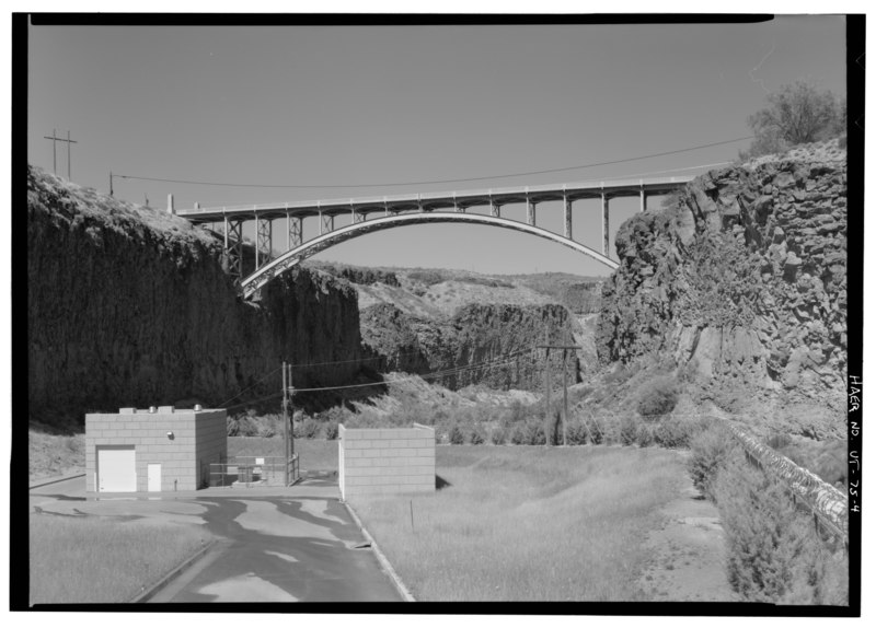 File:East elevation, facing 265 - Virgin River Bridge, Spanning Virgin River at State Highway 9, Hurricane, Washington County, UT HAER UTAH,27-HURI.V,2-4.tif