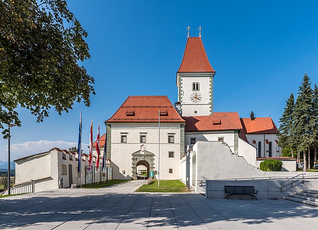 Südtor zum Hof der Stiftskirche Eberndorf