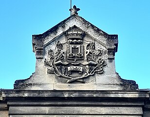 Blason sur le fronton de l'école maternelle du centre