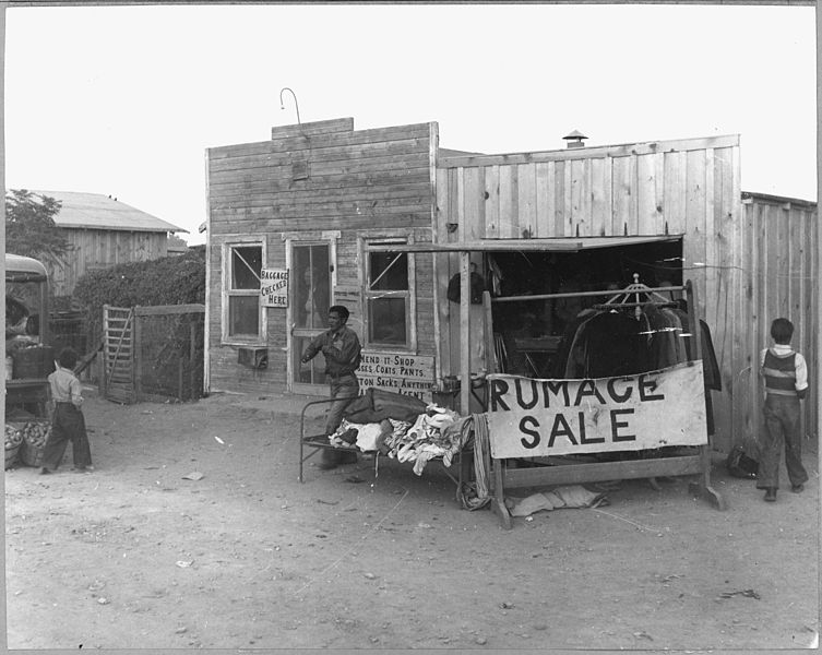 File:Eloy, Pinal County, Arizona. Saturday afternoon in a new cotton town. Shows the last market for seco . . . - NARA - 522059.jpg