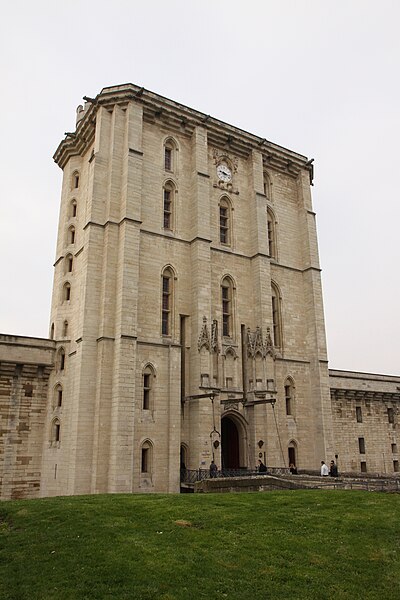 File:Entrée principale du château de Vincennes - 007.JPG