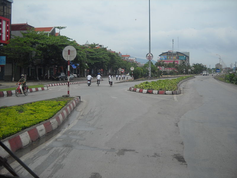 File:Entrance to Uông Bí.JPG