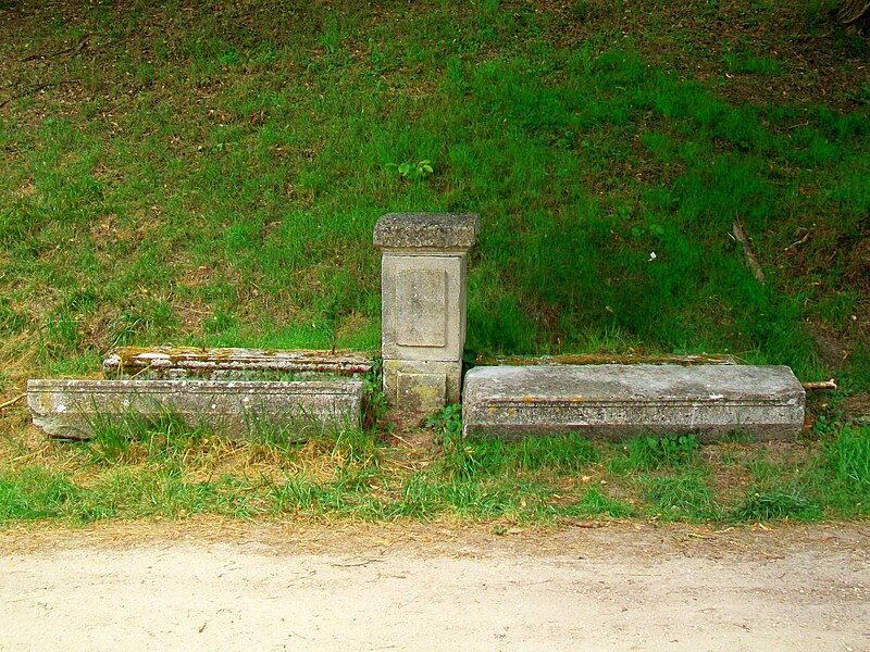File:Ermenonville (60), parc Jean-Jacques Rousseau, ancien banc près de la digue 1.jpg