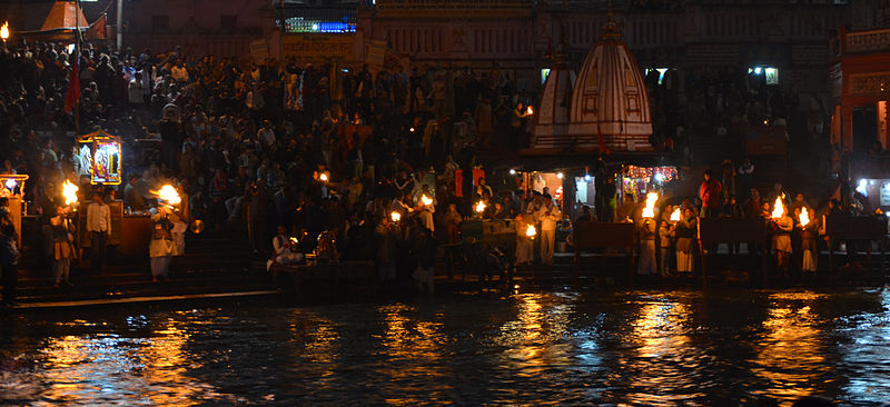 File:Evening aarti at Har-ki-pauri, Haridwar.JPG