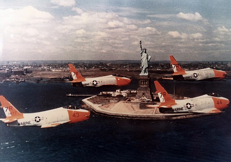 File:FJ-4s VMA-131 fly past Statue of Liberty c1962.jpg