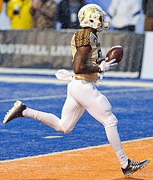 Davis scoring a touchdown for Western Michigan at the 2014 Famous Idaho Potato Bowl Famous Idaho Potato Bowl (1833089) (cropped).jpg