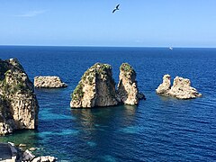 Faraglioni di Scopello bei Castellammare del Golfo vor Sizilien (⊙38.072912.82305)