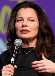 The actress Fran Dresher holding a microphone.