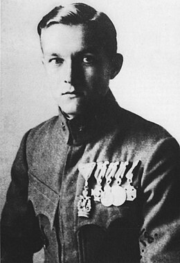 Portrait d'un jeune homme en uniforme, avec une série de médaille sur un côté de la poitrine