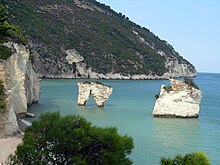 Baie des faraglioni à Gargano en Italie.