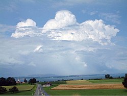 積乱雲（せきらんうん）。俗に言う「入道雲」（にゅうどうぐも）。大雨や雷雨などの激しい気象を伴うことがある。