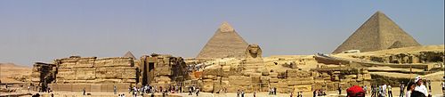 Giza nekropolis med «Den store sfinksen» og pyramidekomplekset med Khafrepyramiden og Kheopspyramiden (bak til høgre)på Gizaplatået .
