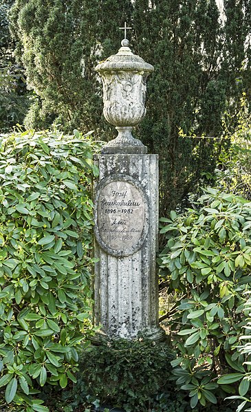 File:Grabsteine Hauptfriedhof (Freiburg im Breisgau) jm2587.jpg